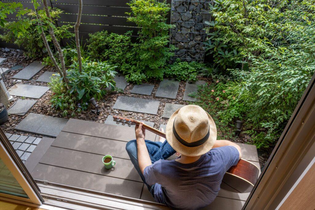 Gitarre spielen im kleinen Garten