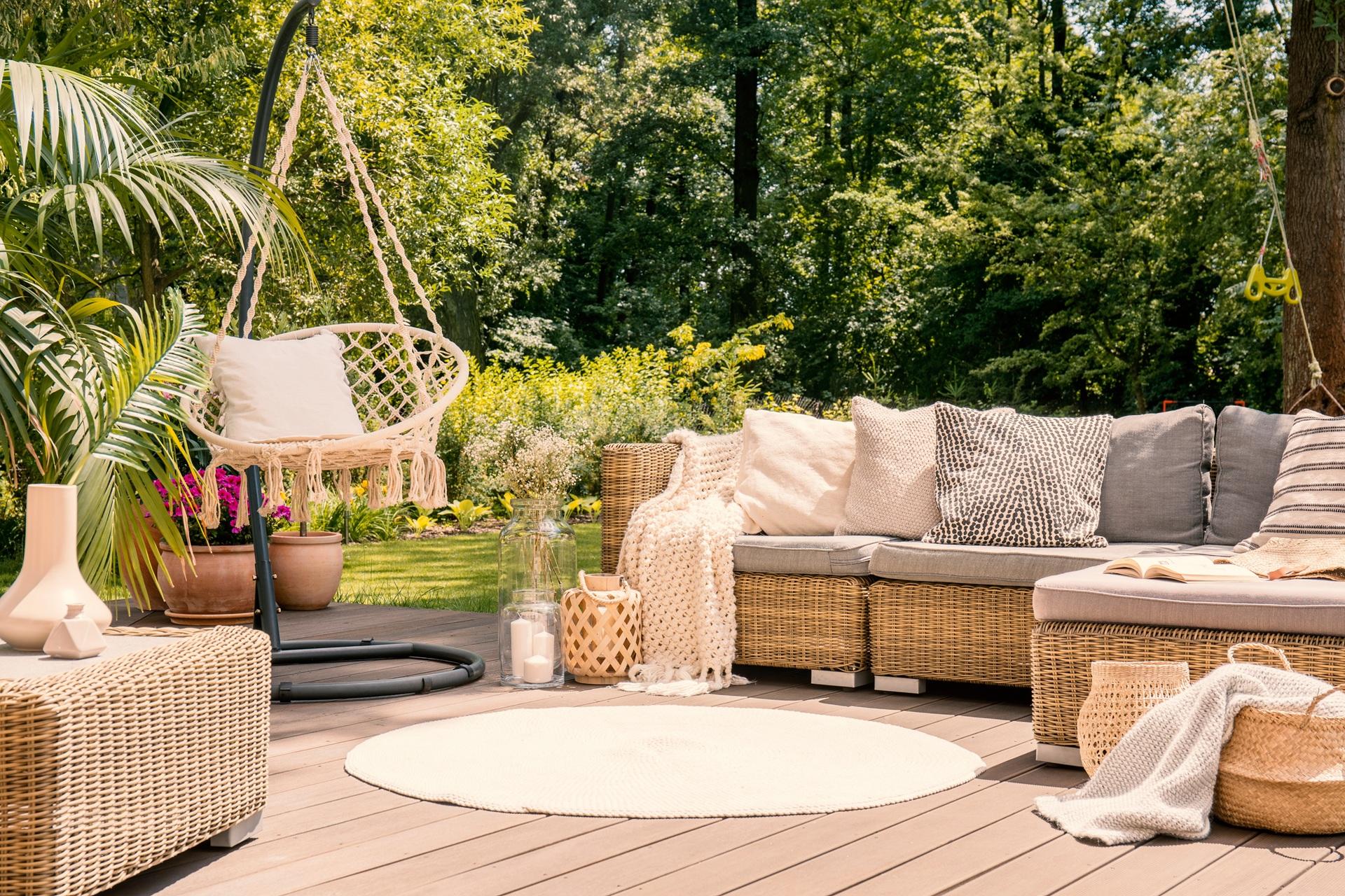 Gemütliche Gartenterrasse mit Loungeecke | Doppelstegplatten Profile
