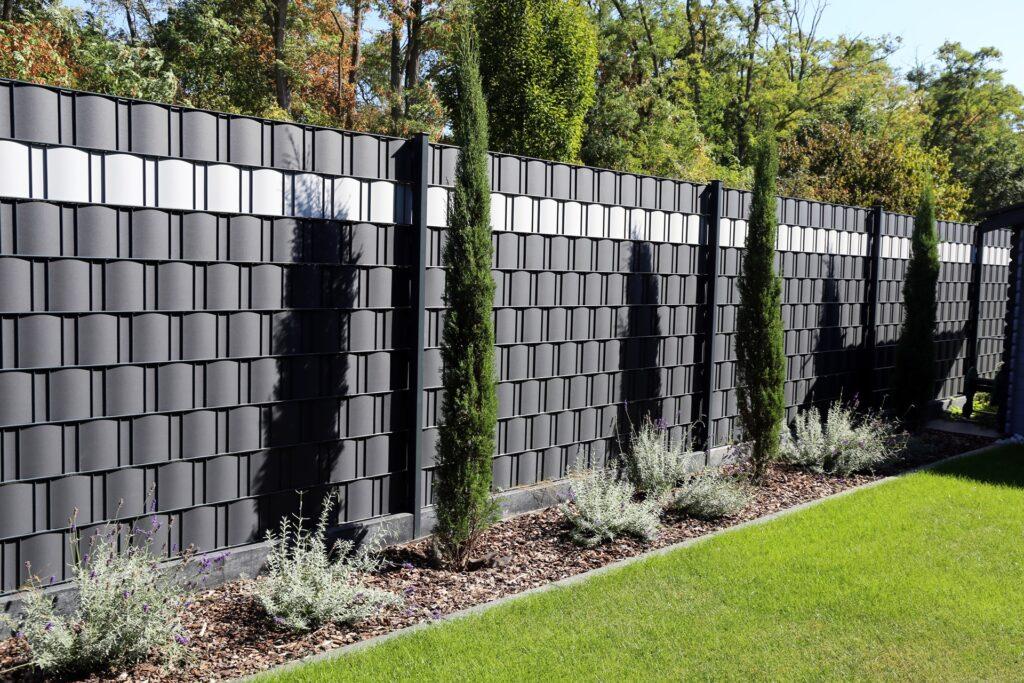 Schwarze Sichtschutzwand im Garten | Doppelstegplatten Profile