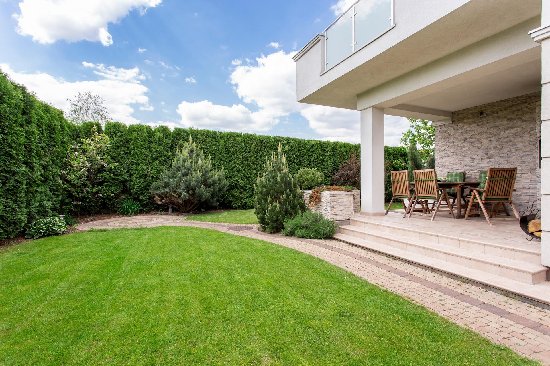 Überdachte Terrasse mit Essbereich | Doppelstegplatten Profile