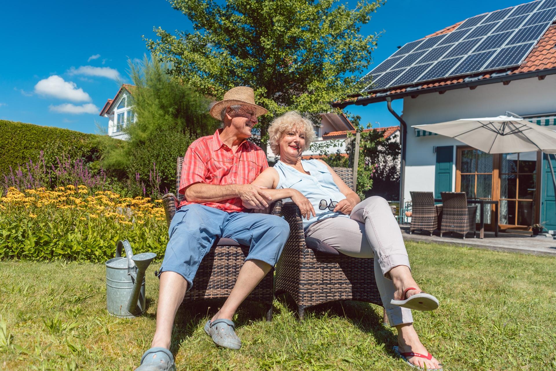 Älteres Paar entspannt im Garten | Sonnensegel nach Maß