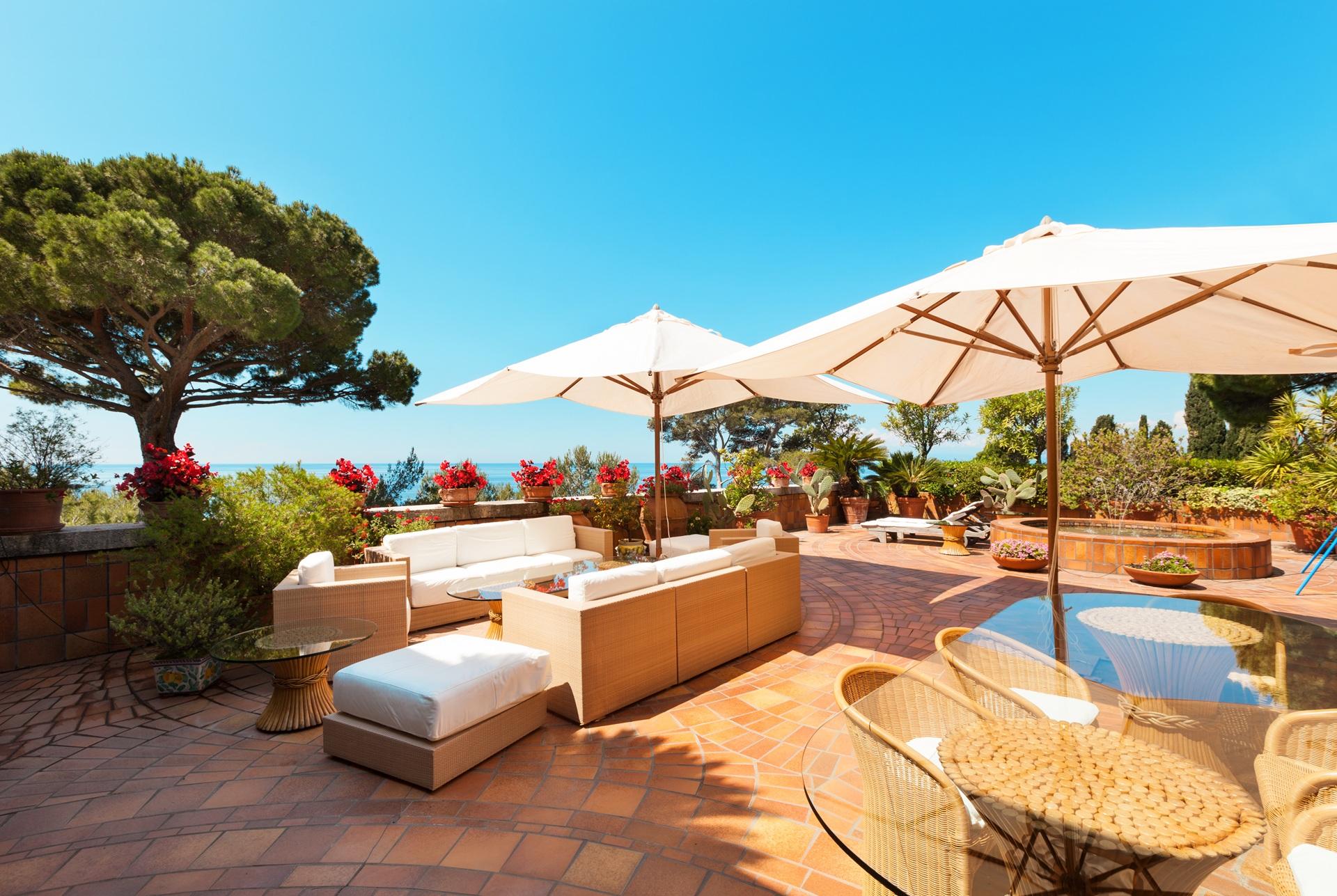 Terrassenlounge mit weißen Sonnenschirmen | Sonnensegel nach Maß