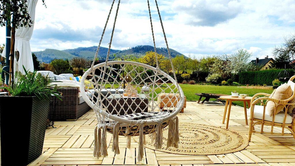 Gemütliche Terrasse mit Hängesessel | Sonnensegel nach Maß